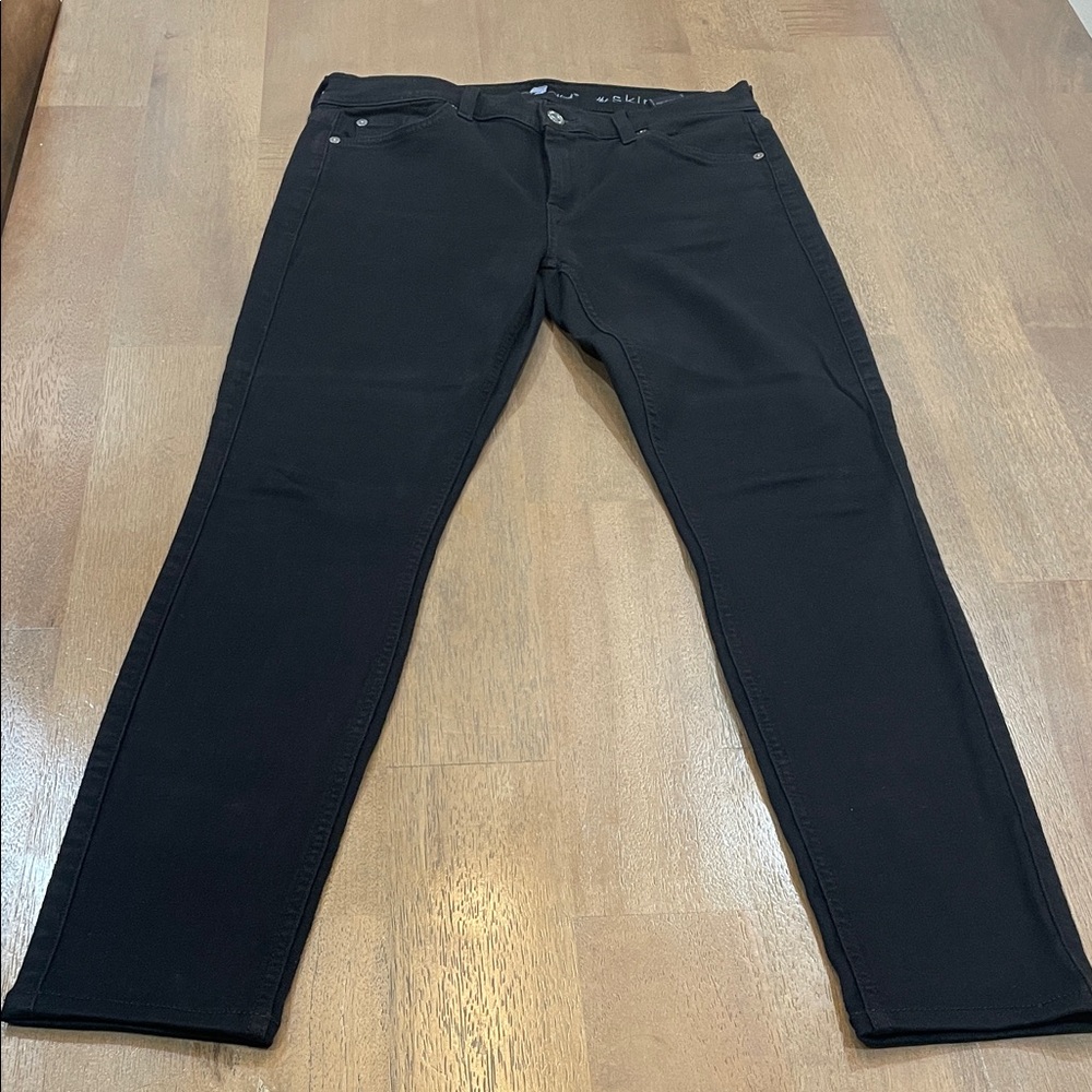 7 For All Mankind Women’s Skinny Black Jeans.  Size 28.